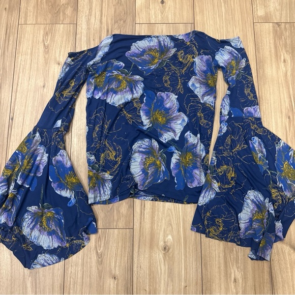 We The Free People Top Shirt Blue Floral Bell Sleeve Birds of Paradise Large - Picture 8 of 8
